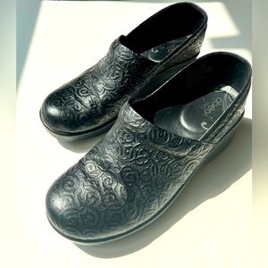 Abeo Black Patterned Clogs Women’s 8